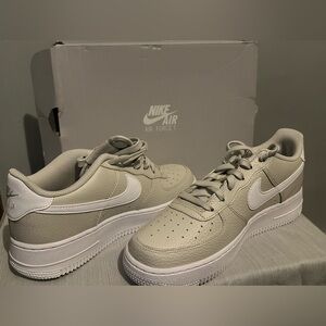 NIKE AIR FORCE 1, (GS) SIZE YOUTH 7 SHOE LIGHT BONE/WHITE AUTHENTIC.